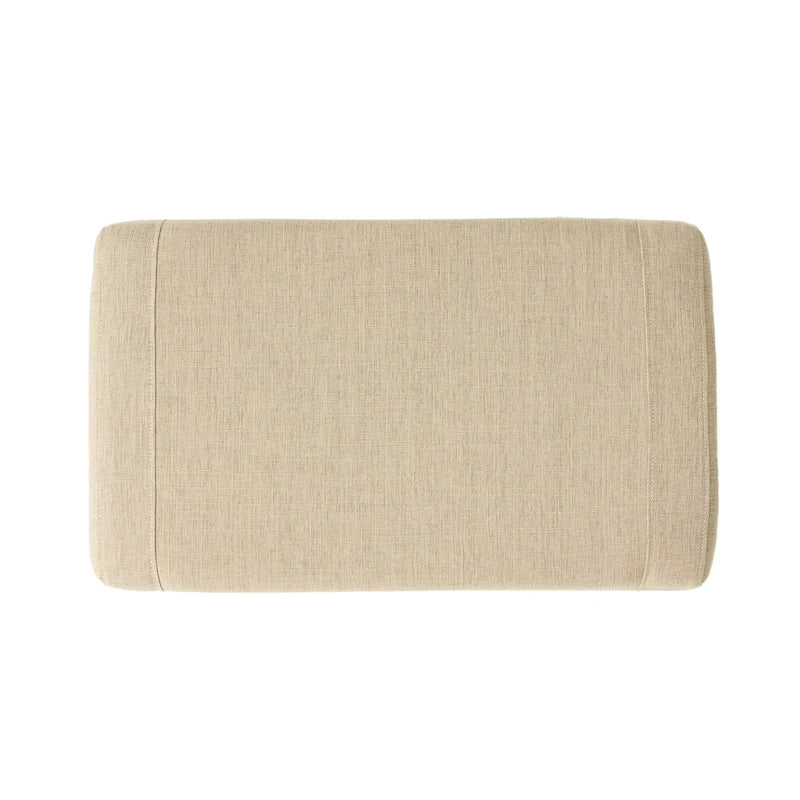 Fauteuil club en tissu touffeté de couleur beige clair Elaine avec pouf par