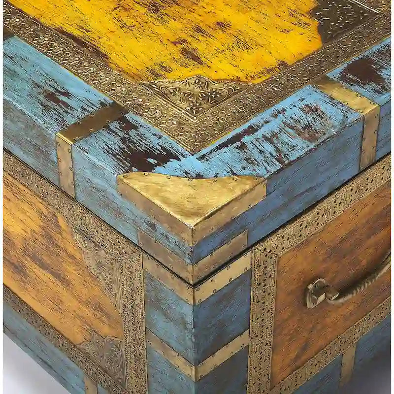 Table basse coffre de rangement Nador en laiton incrusté, peinte à la main