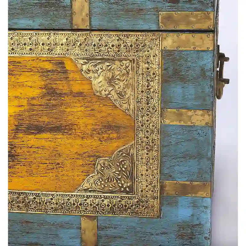Table basse coffre de rangement Nador en laiton incrusté, peinte à la main