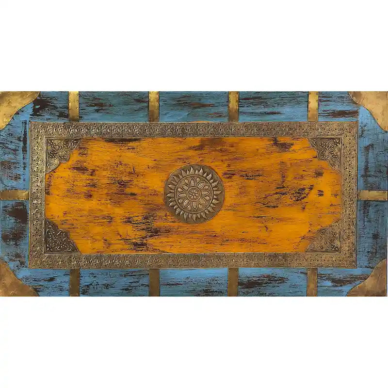 Table basse coffre de rangement Nador en laiton incrusté, peinte à la main
