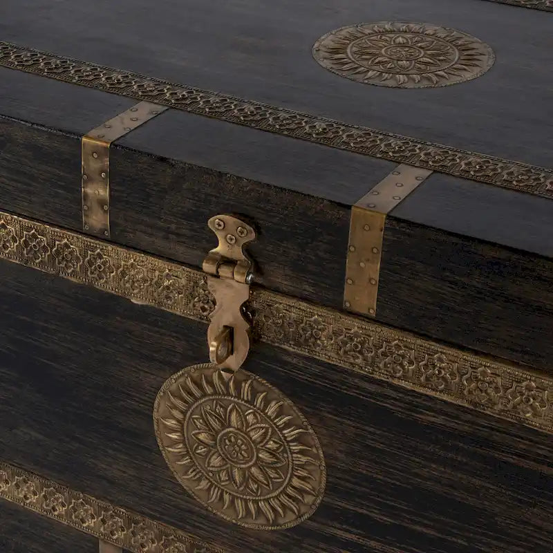 Table basse coffre de rangement Nador en laiton incrusté, peinte à la main
