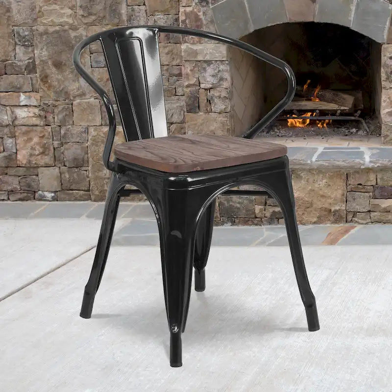 Chaise en métal avec assise et accoudoirs en bois