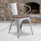 Chaise en métal avec assise et accoudoirs en bois