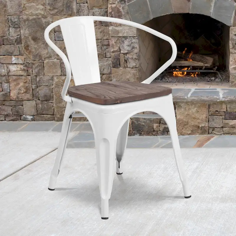 Chaise en métal avec assise et accoudoirs en bois