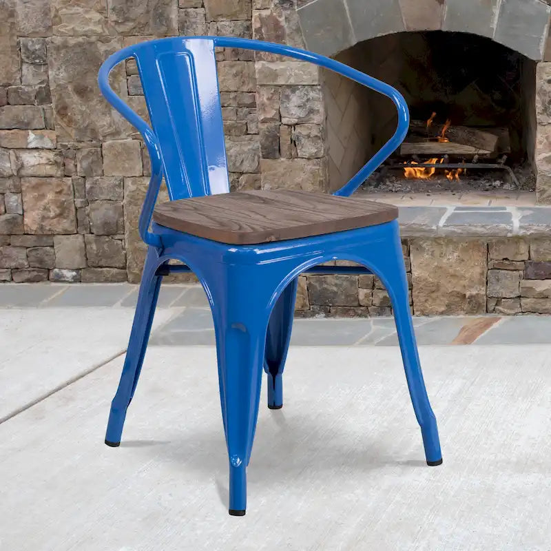 Chaise en métal avec assise et accoudoirs en bois