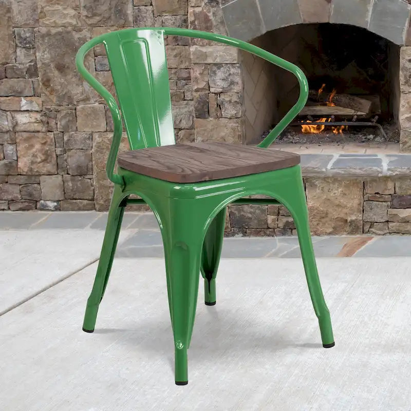 Chaise en métal avec assise et accoudoirs en bois