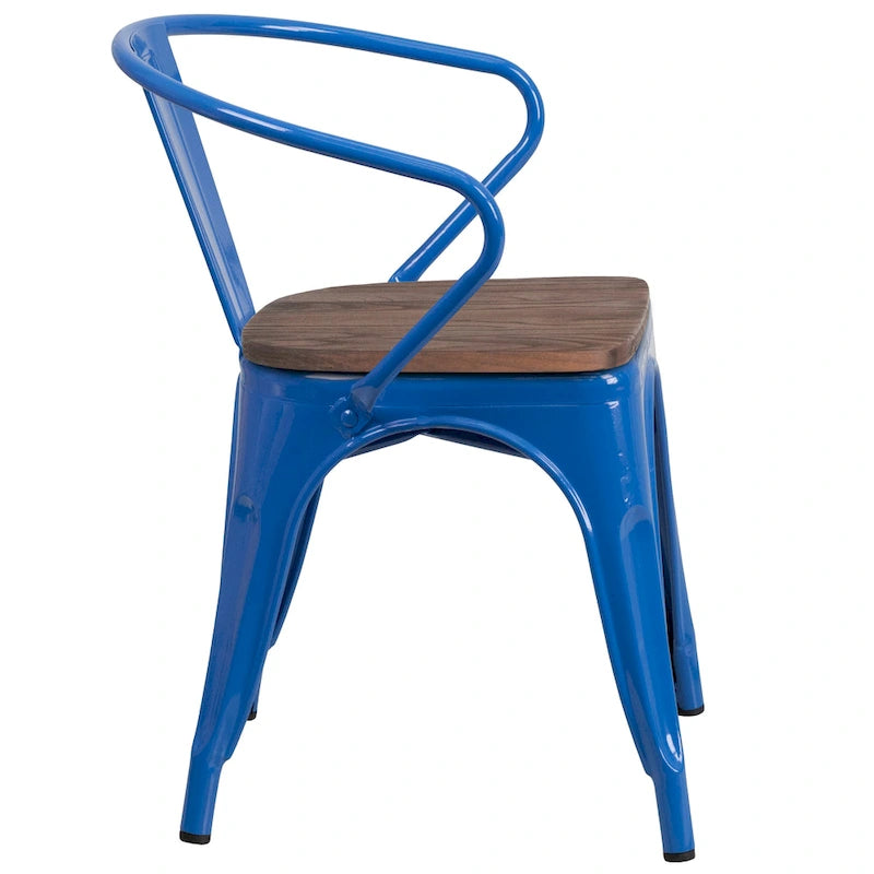 Chaise en métal avec assise et accoudoirs en bois