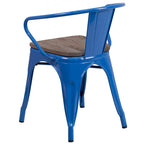 Chaise en métal avec assise et accoudoirs en bois