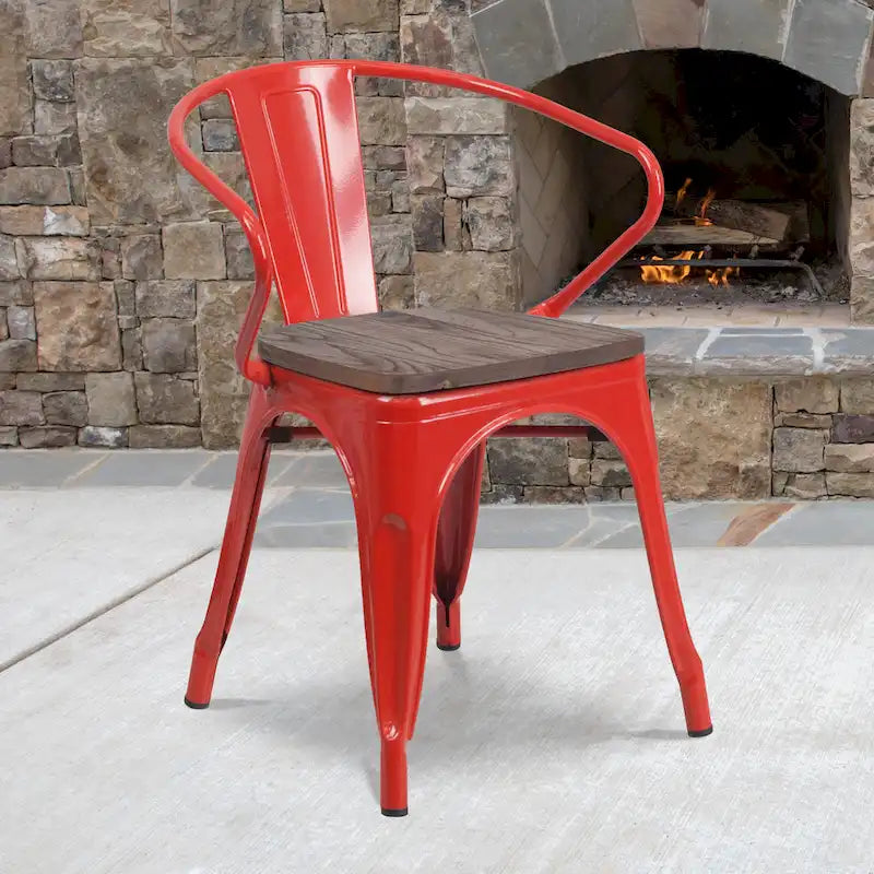 Chaise en métal avec assise et accoudoirs en bois