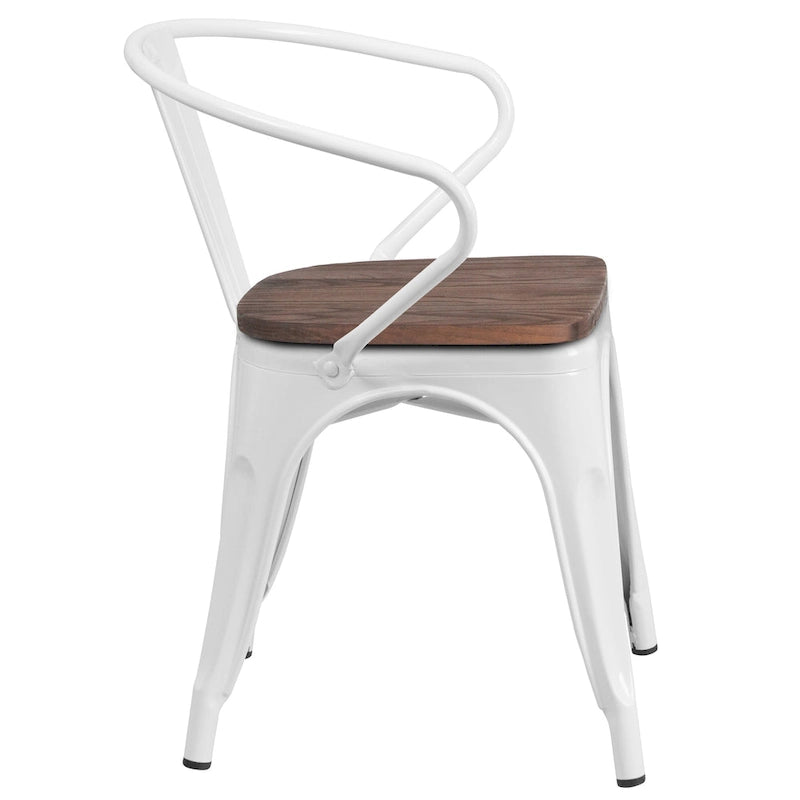 Chaise en métal avec assise et accoudoirs en bois