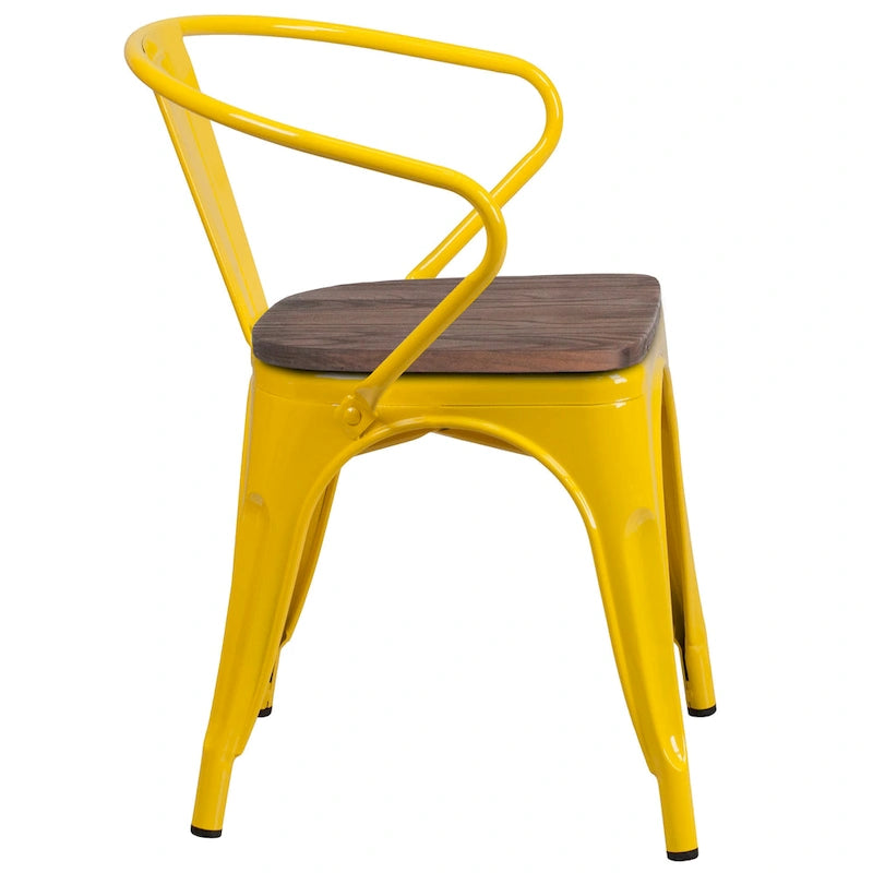 Chaise en métal avec assise et accoudoirs en bois