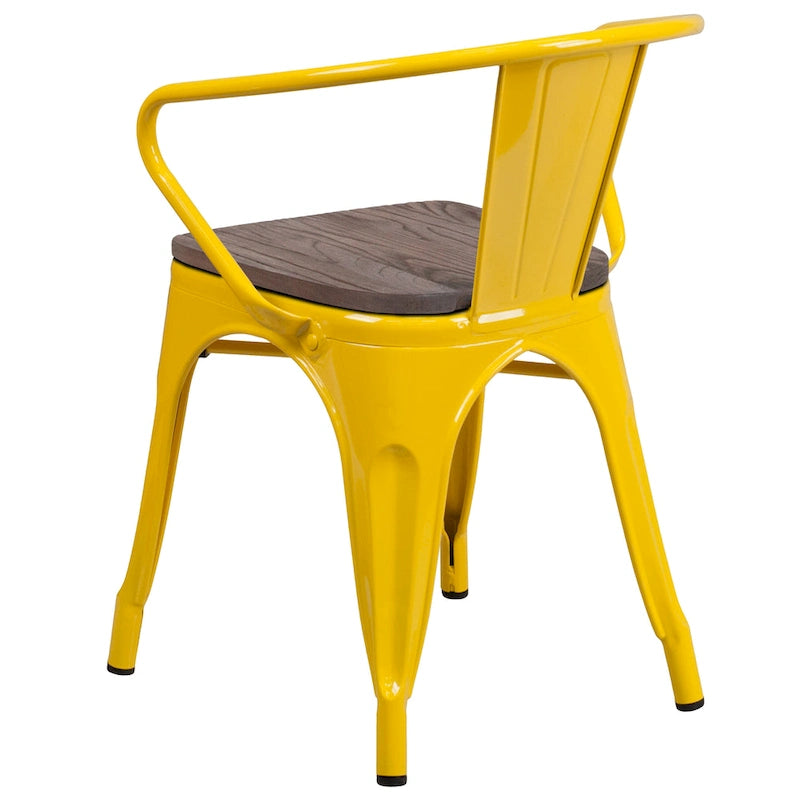 Chaise en métal avec assise et accoudoirs en bois