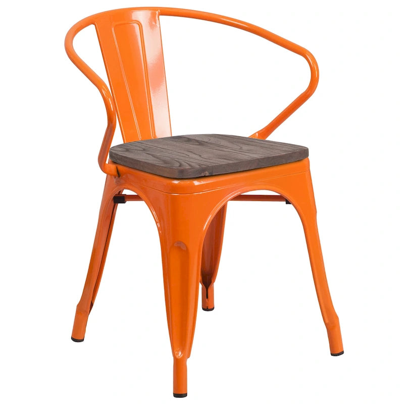 Chaise en métal avec assise et accoudoirs en bois