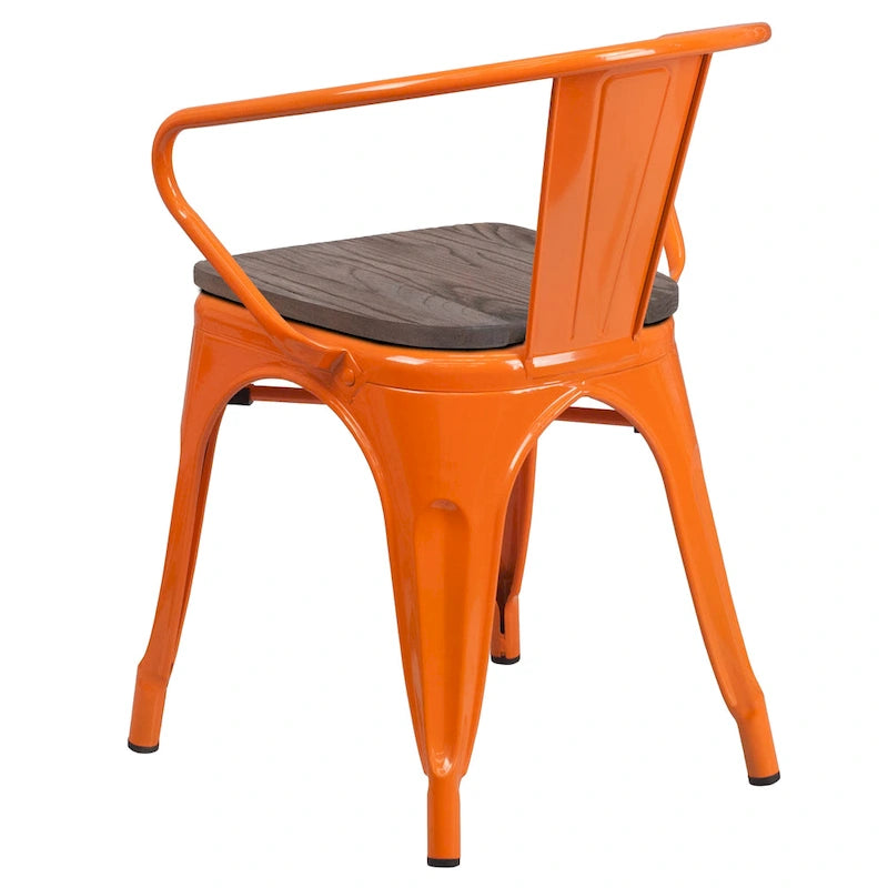 Chaise en métal avec assise et accoudoirs en bois