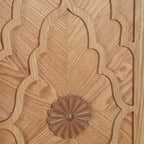 Grand meuble de rangement à porte sculptée fleurie avec poignée en métal